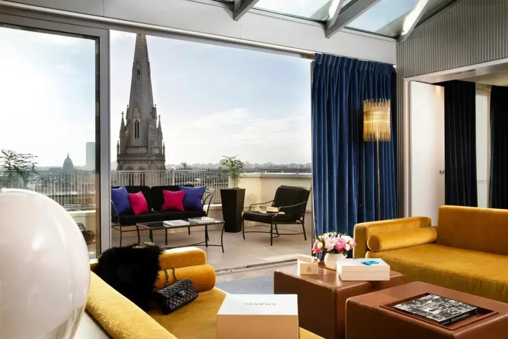 Eiffel Panoramic Double Suite (full double bed)