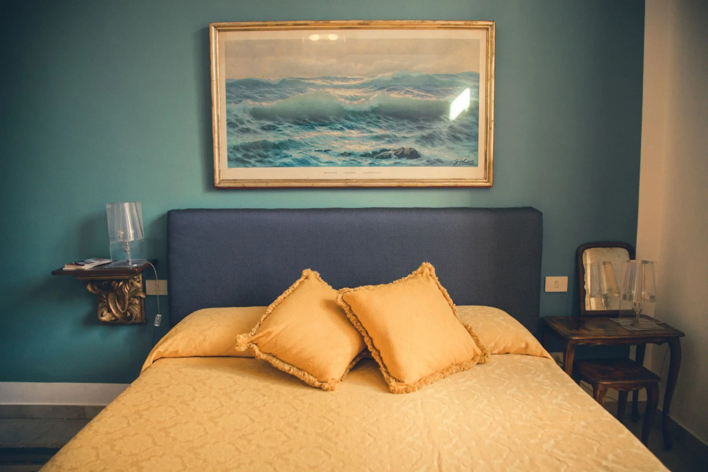 Iris Double room (full double bed)