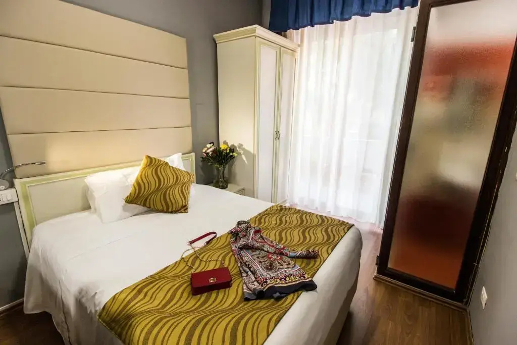 Small Double room (full double bed)