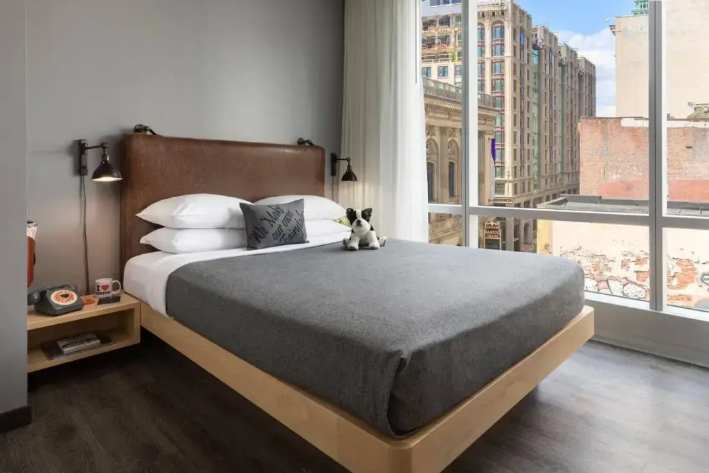 Guest Double Backstage room (full double bed)