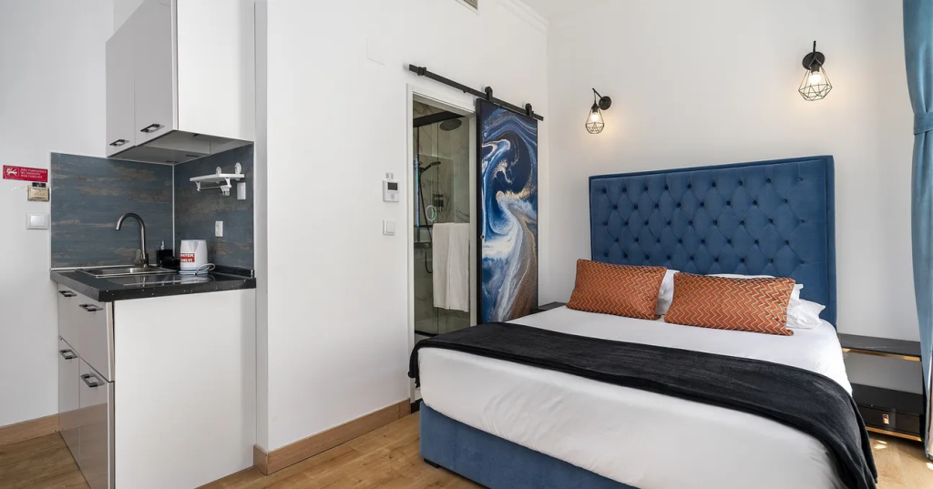 Superior Double room with courtyard view (full double bed)