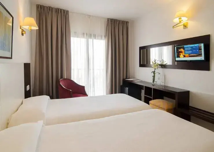 Double room with pool view (twin beds)
