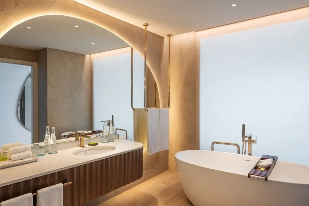 Двухместный номер Renovated Superior с балконом и с видом на море 2 отдельные кровати в Le Meridien Al Aqah Beach