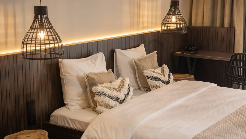 Lagoon Double Suite (full double bed)