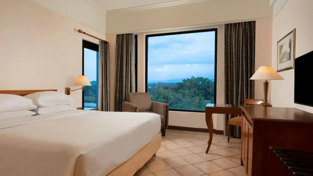 Double room with golf view (full double bed)