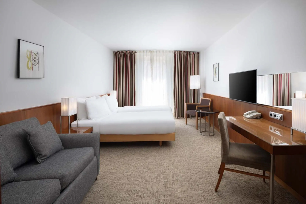 Spacious Urban Double room (full double bed)