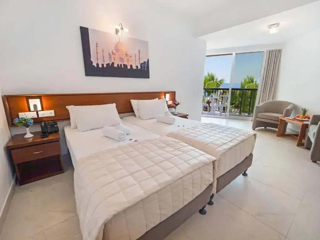 Standard Double room with Side Sea View (twin beds)