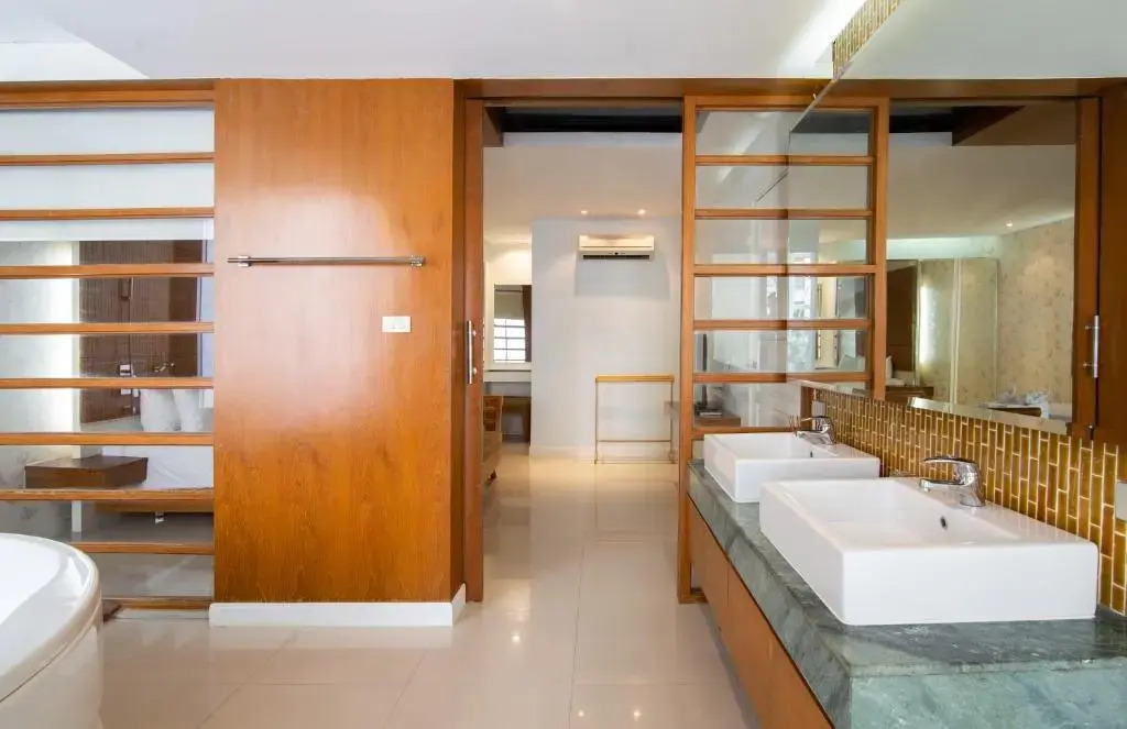 Люкс с 2 комнатами с видом на море в Royal Beach View Suites