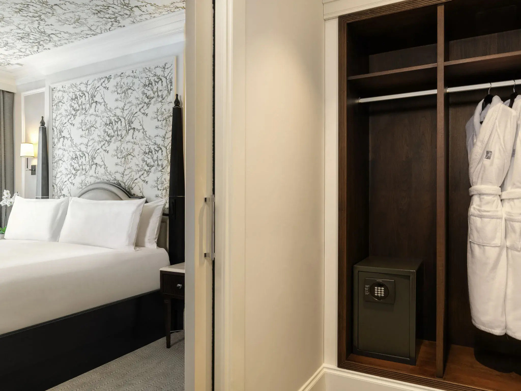 1 Bedroom Fairmont Double Suite (full double bed)