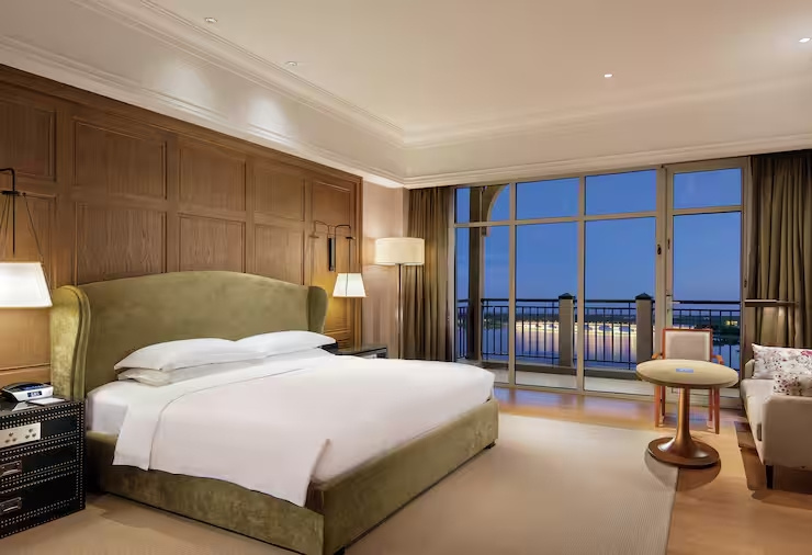 1 Bedroom Deluxe Double Suite with lake view (full double bed)