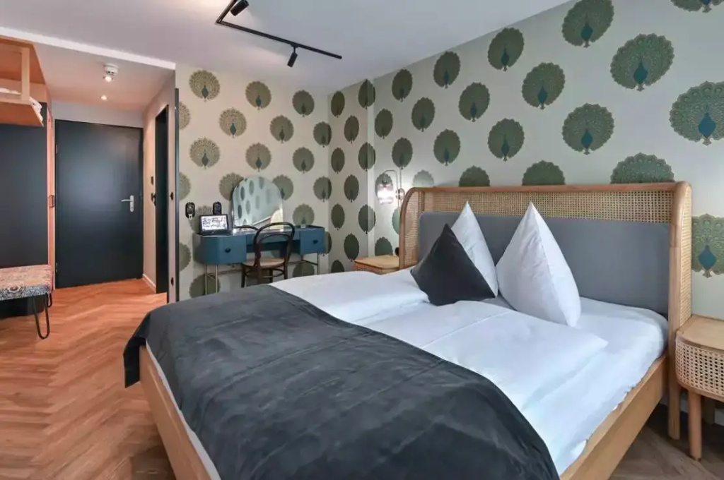 Small Double room (full double bed)
