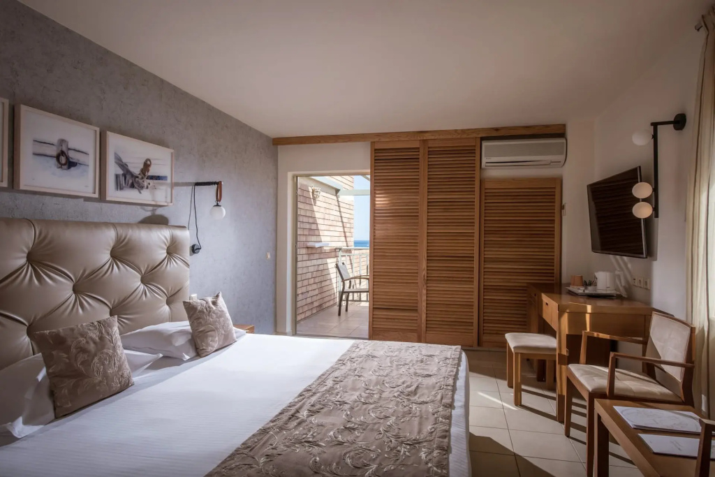 Double room with sea view (full double bed)