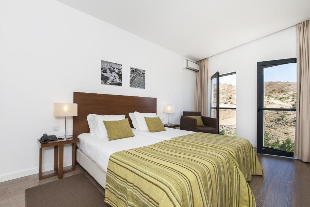 Double room with river view (twin beds)