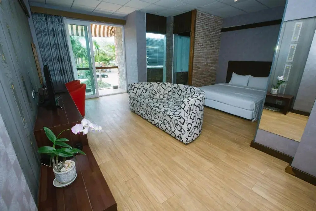 Grand Double room with balcony (full double bed)