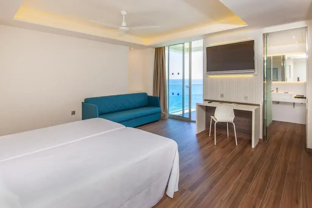 M Double room (twin beds)