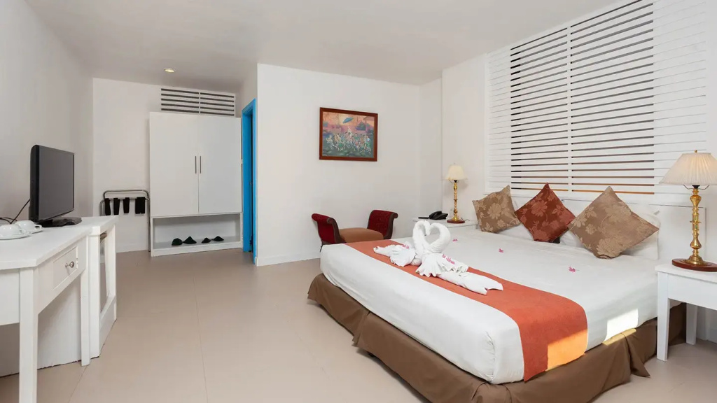 Deluxe Double room with garden view (full double bed)