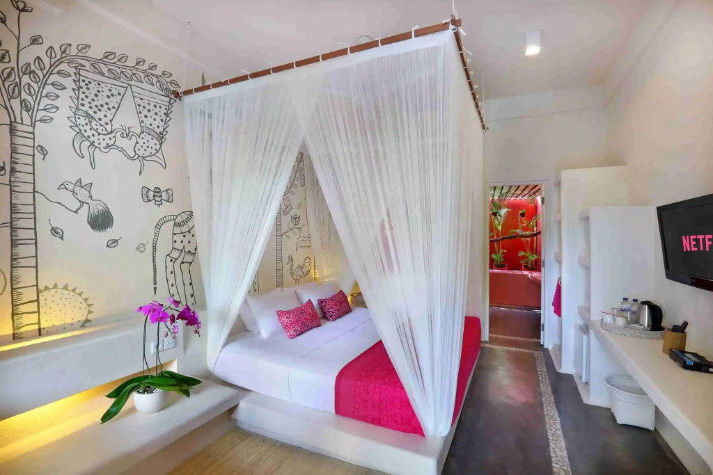 Grande Double room with pool view (full double bed)