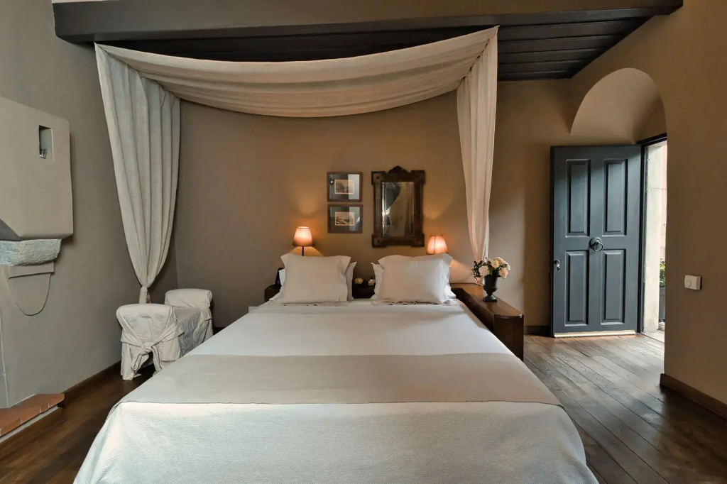Treasure Double room (full double bed)