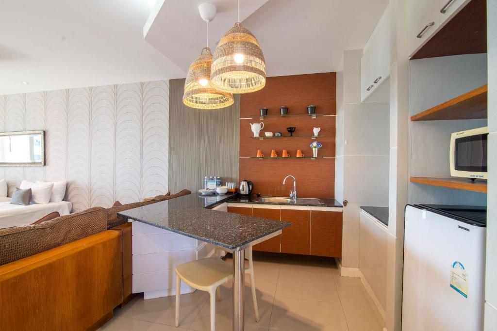 Семейный люкс с видом на море в Royal Beach View Suites