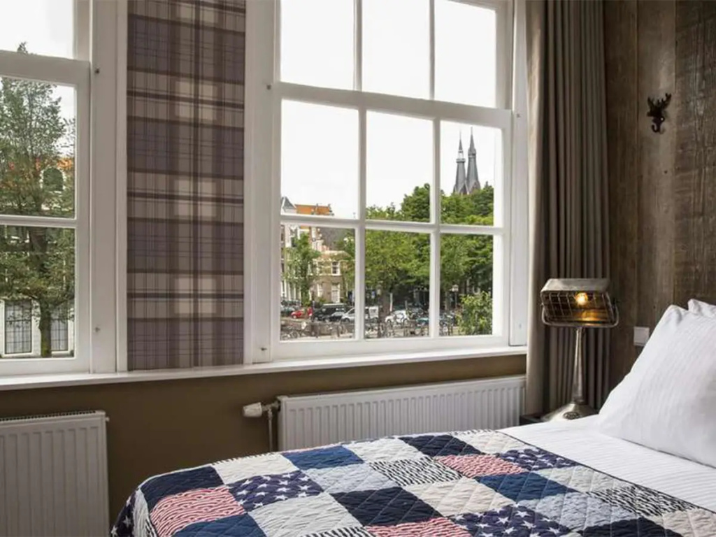 Small Double room with canal view (full double bed)