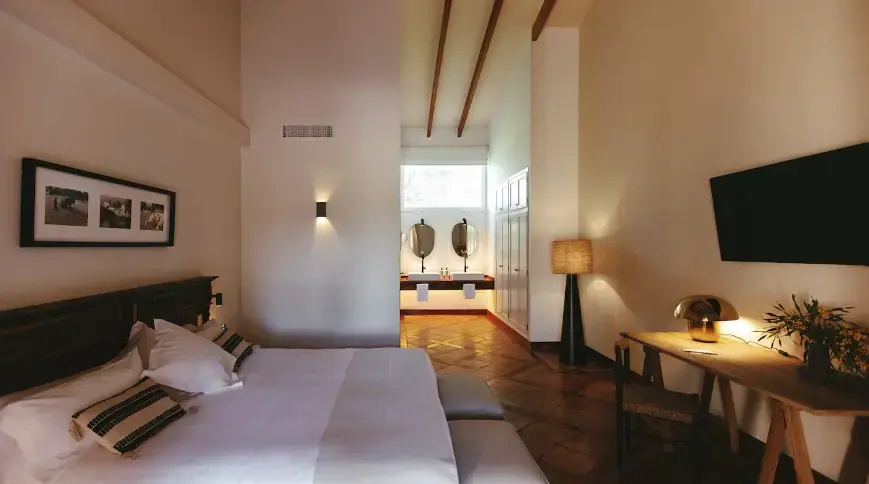 Double Suite (full double bed)
