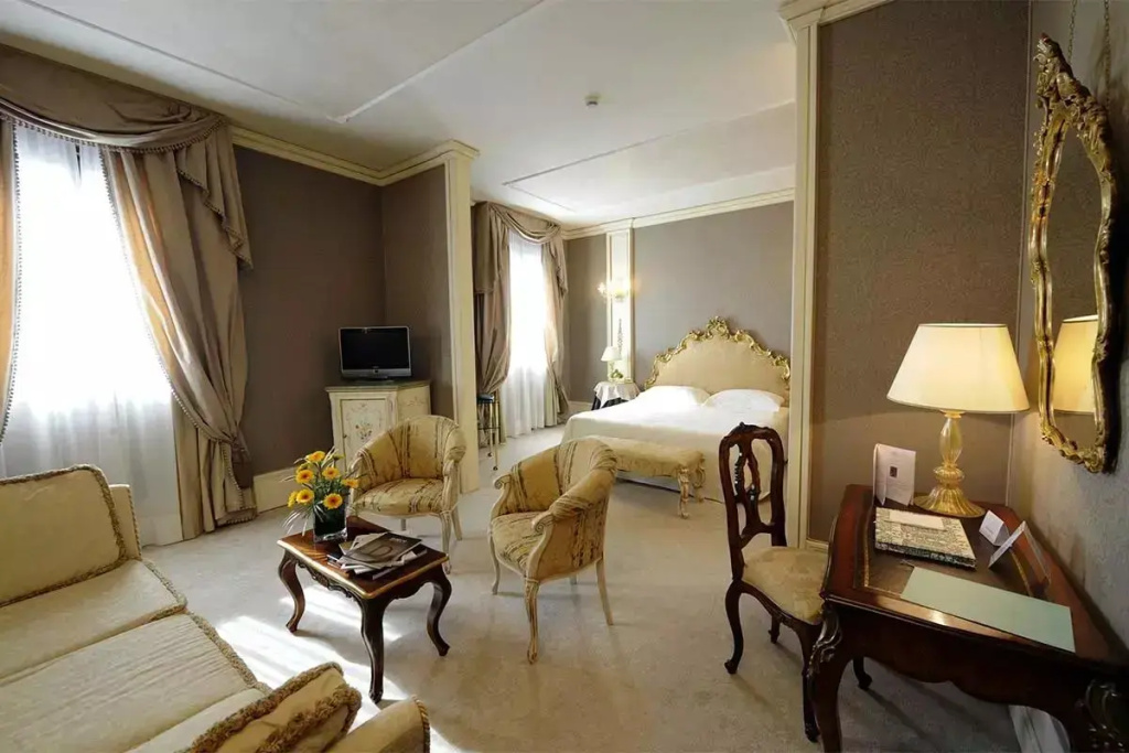 Deluxe Side Grand Canal Double Suite (full double bed)
