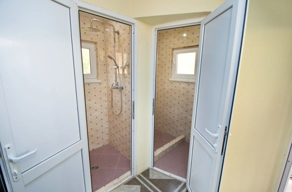 Трёхместный номер Улучшенный с балконом в Ninel