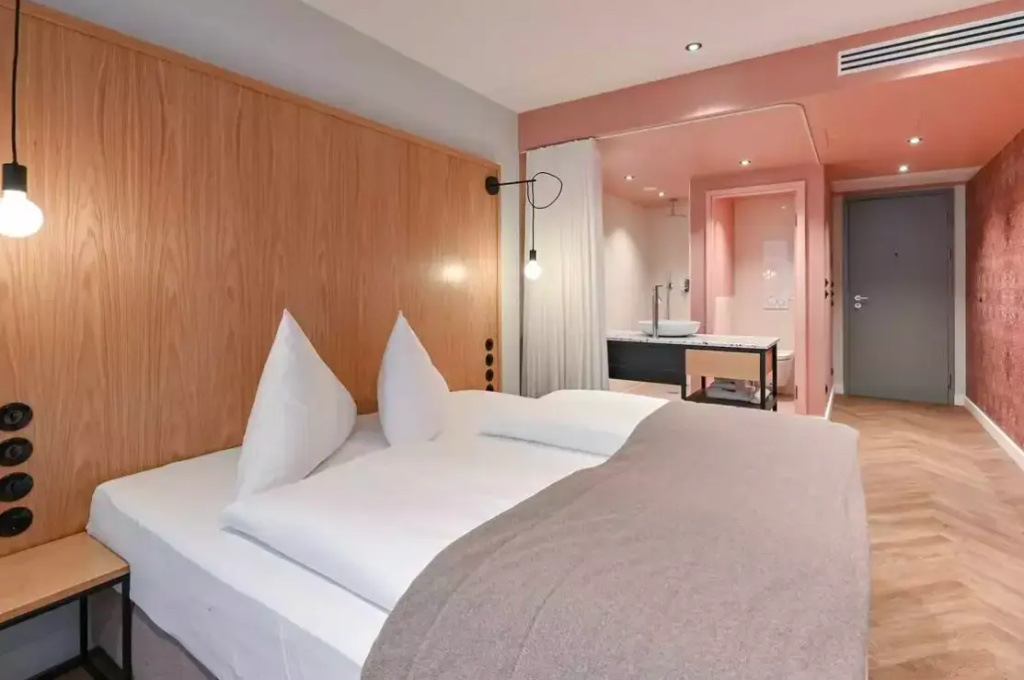 Small Plus Double room (full double bed)