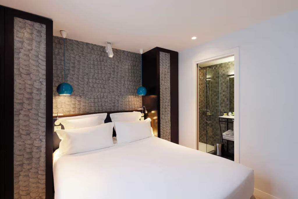Connecting room