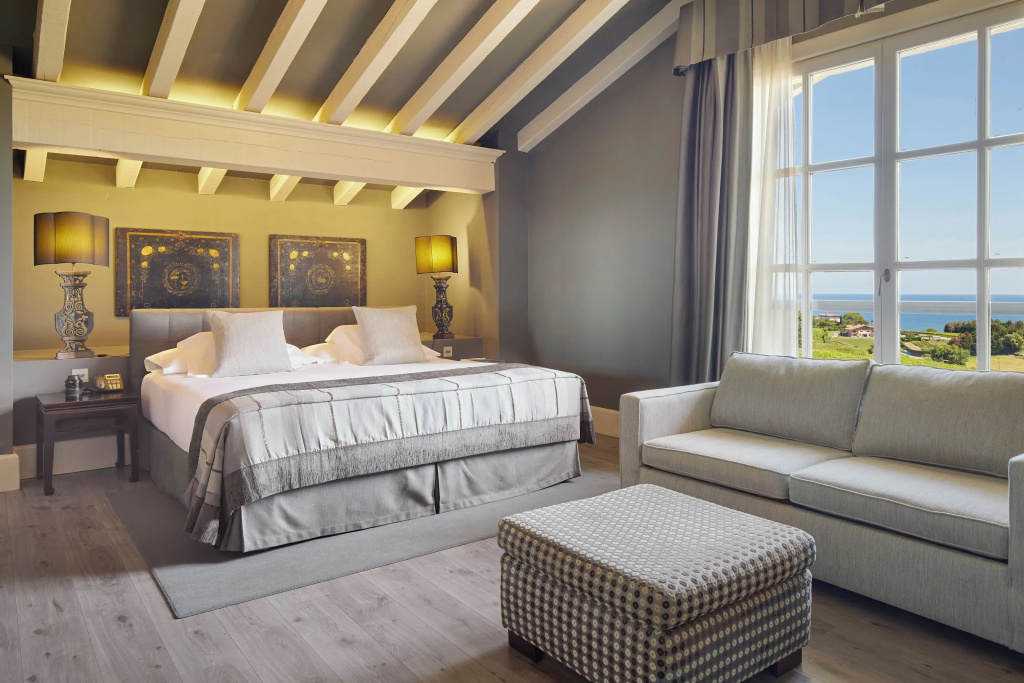 Igeldo Double room with sea view (full double bed)