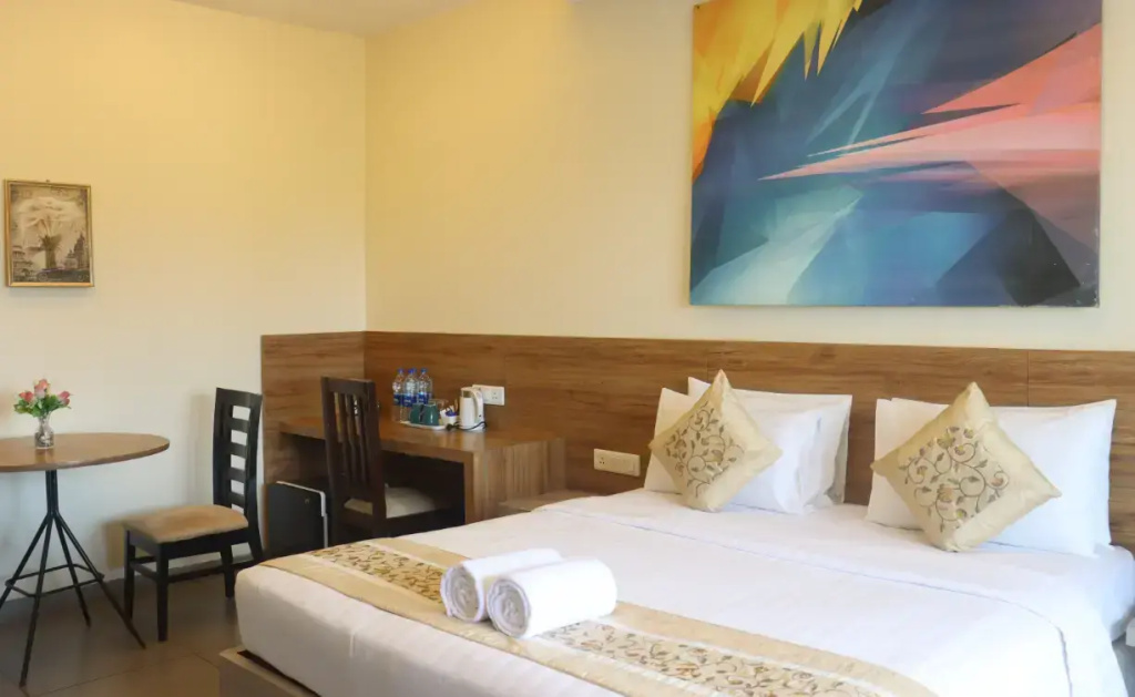 Executive Double room with balcony and with pool view (full double bed)