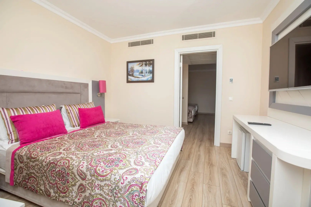 2 Bedrooms Orange Quadruple Family room