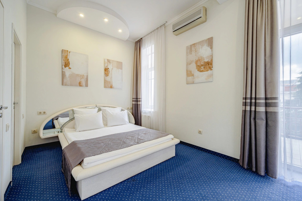 2 Bedrooms Family Double room with balcony and with city view (full double bed)