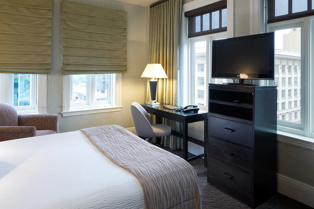 Corner Double room CitySide View (full double bed)