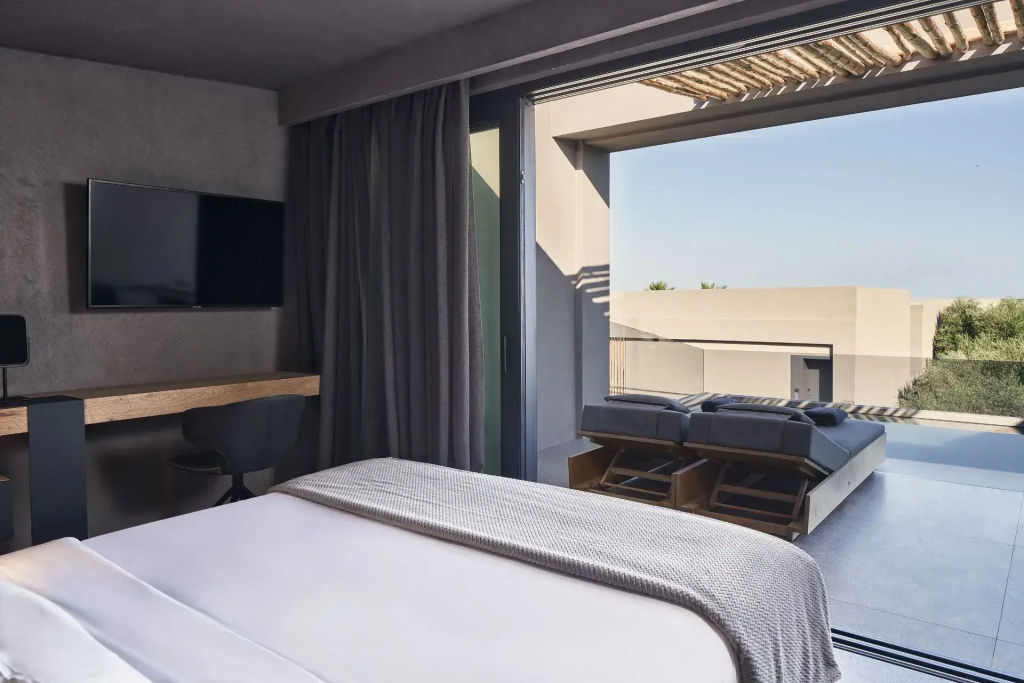 Premier Pool Double Suite (full double bed)