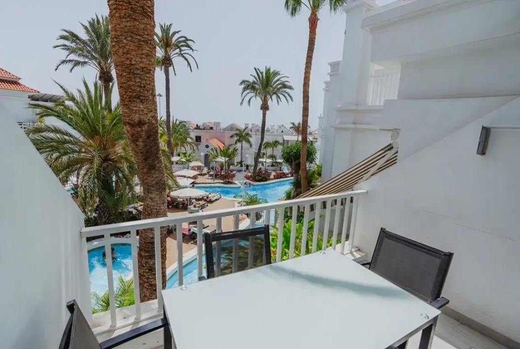 1 Bedroom Deluxe Upstairs Apartment with pool view