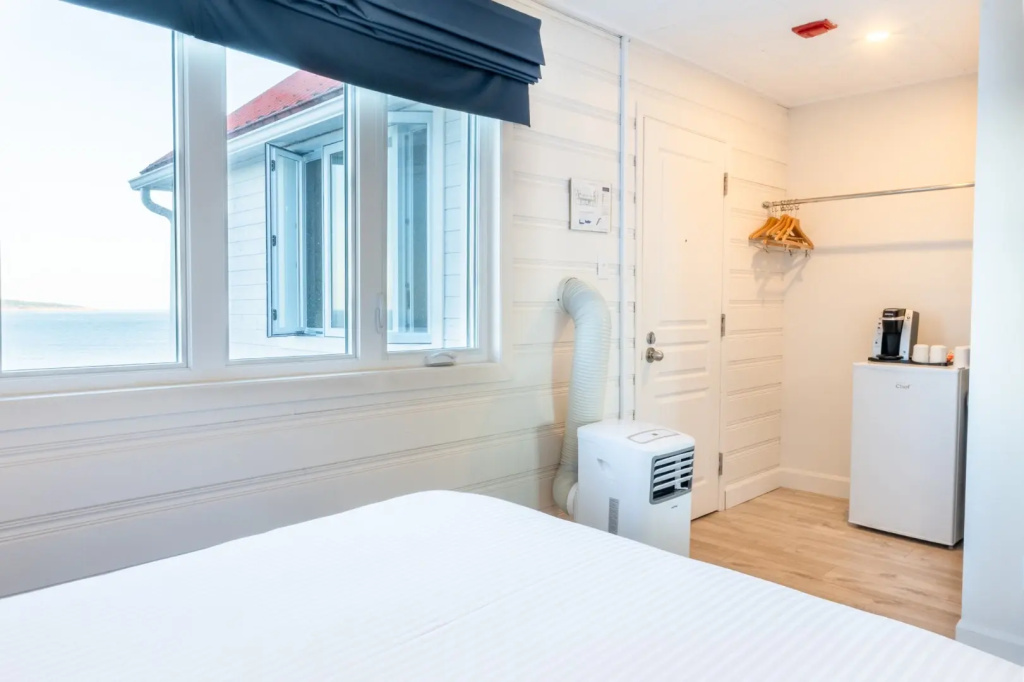 Comfort room with sea view