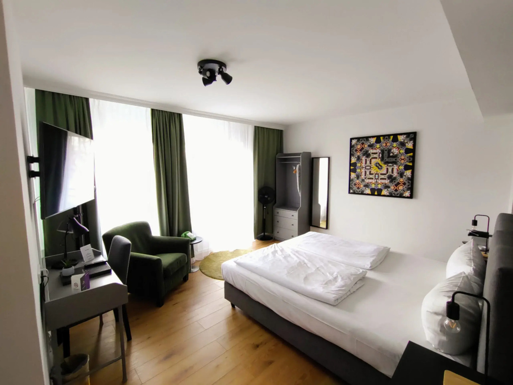 Giant room with balcony