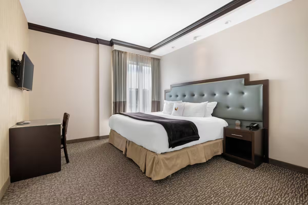 Corner Double room (full double bed)
