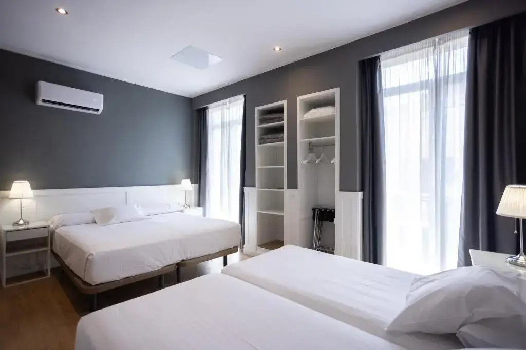 Superior Quadruple room with side street view
