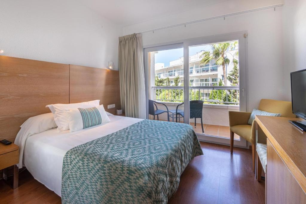 Double room with balcony and with pool view (full double bed)