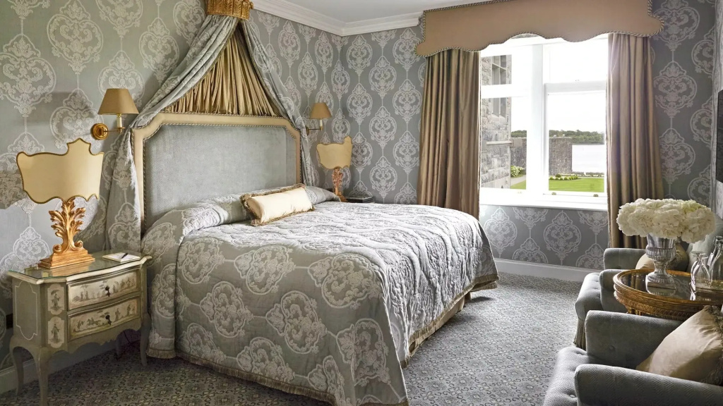 Deluxe Double room with lake view (full double bed)