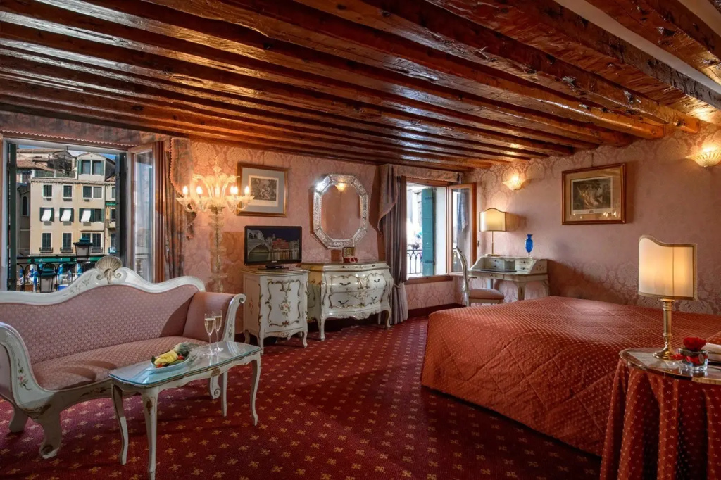 Double Junior Suite with Grand canal view (full double bed)