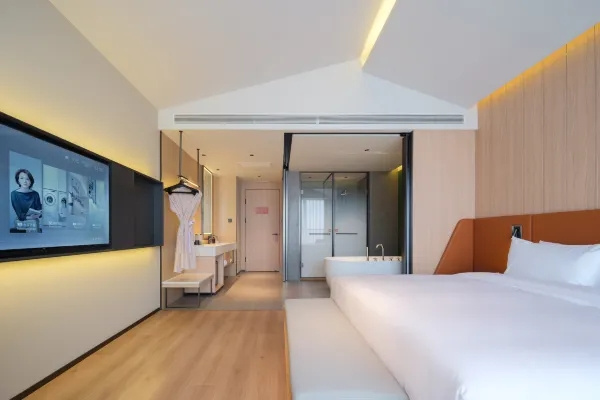 Grand Double room (full double bed)