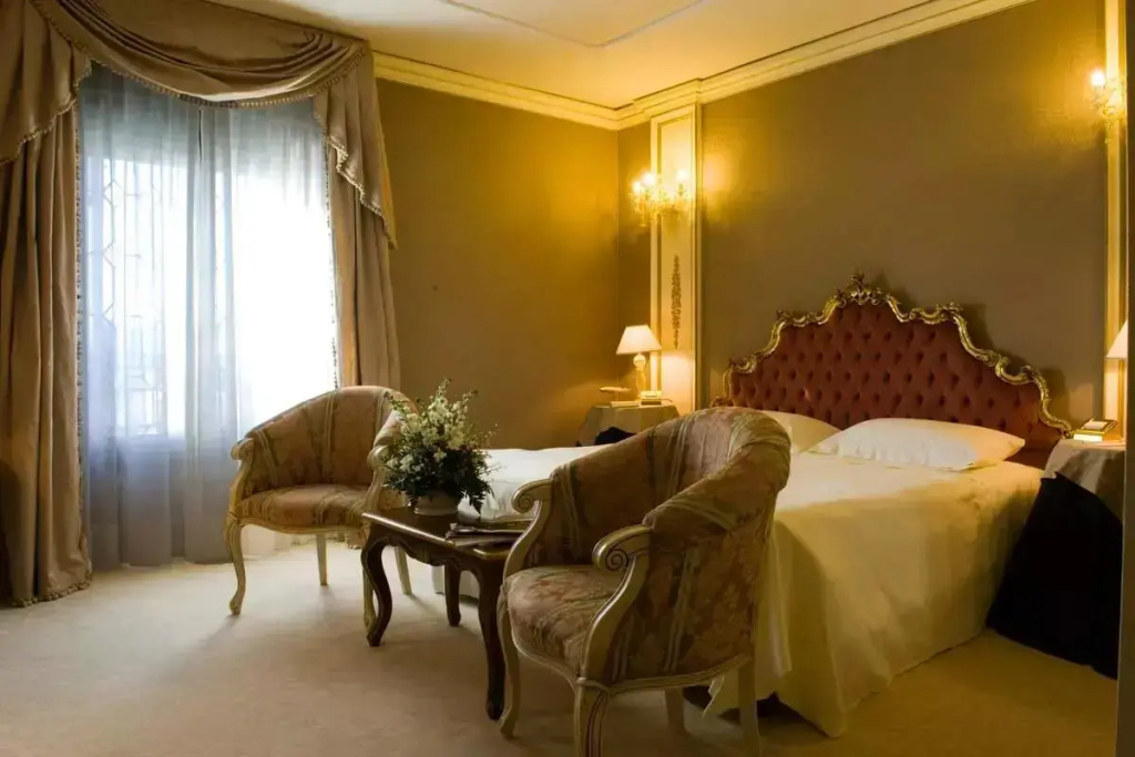 Grand Canal Double room (full double bed)