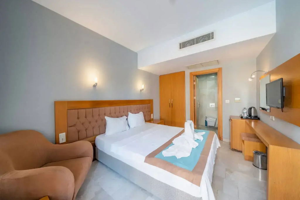 Double room with pool view (full double bed)