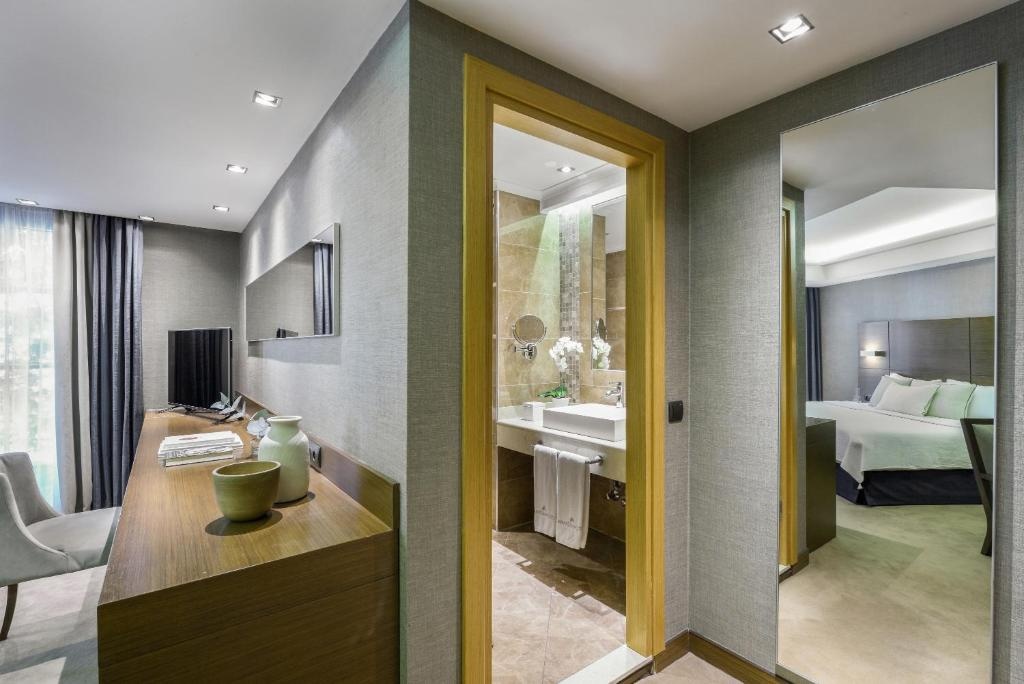 Double Junior Suite (full double bed) (bed type is subject to availability)