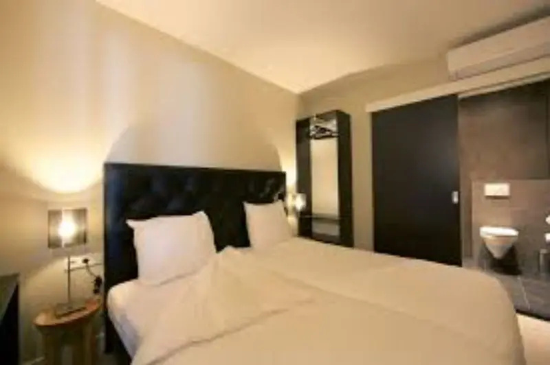 Standard (no natural daylight) Double room (full double bed)