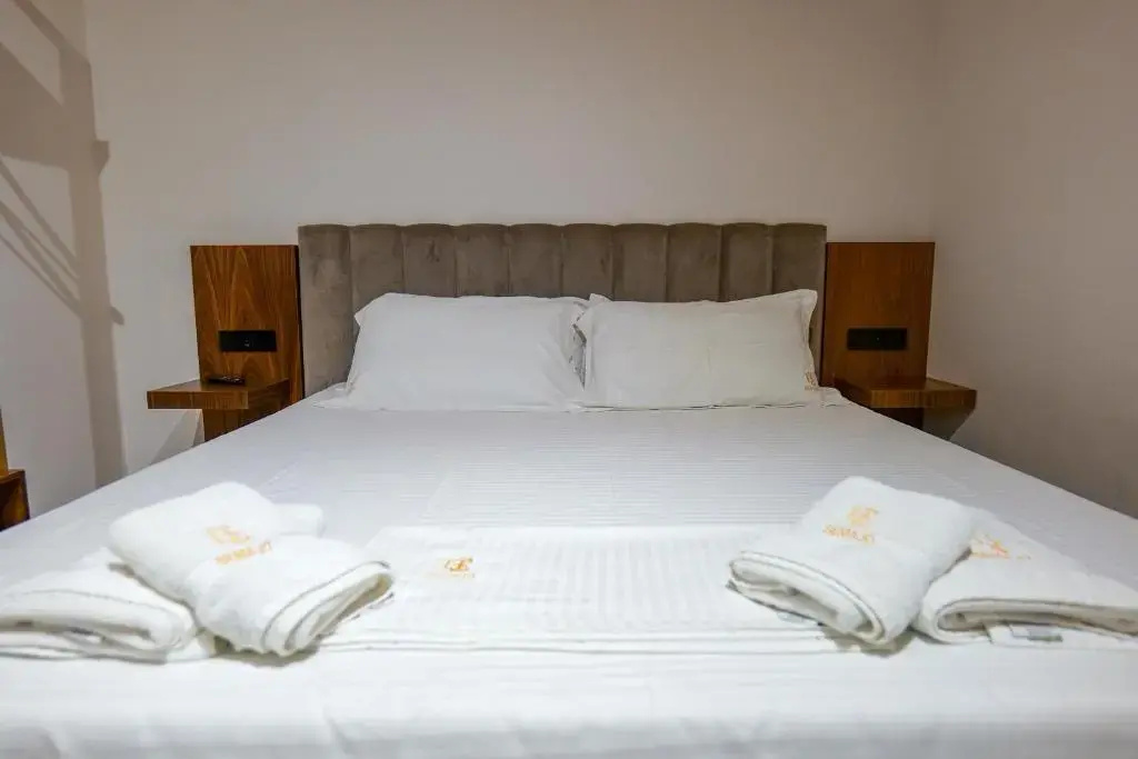 Double room (full double bed)