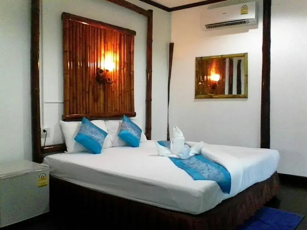 Deluxe Double room with pool view (full double bed)